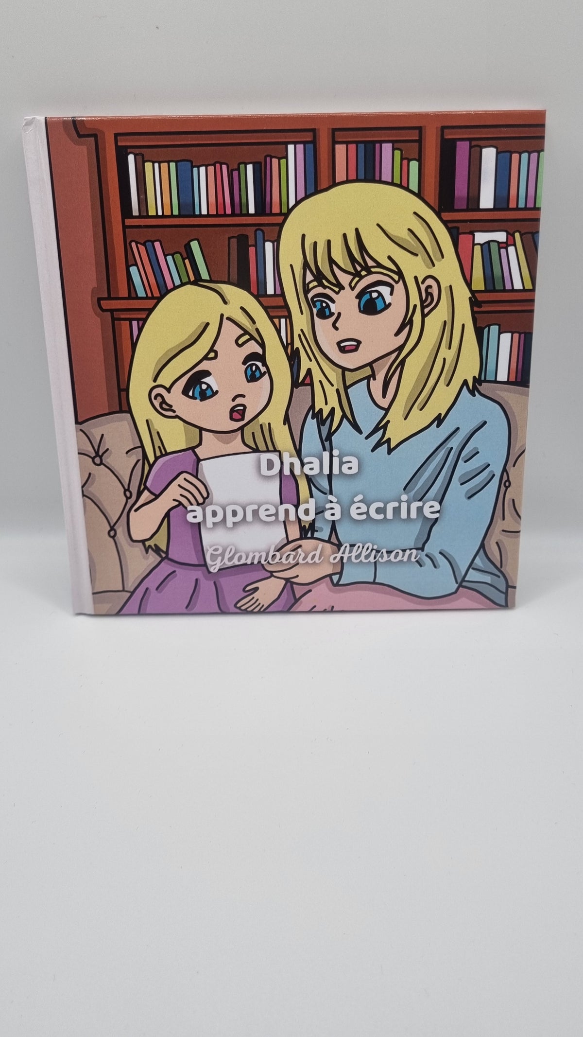Dhalia apprend à écrire